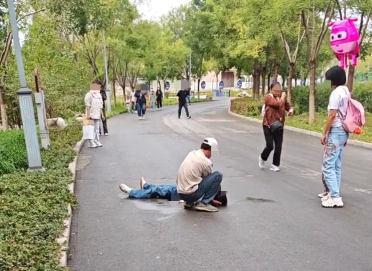 运营方回应“唐山动物园女游客从小火车掉落”：疑因捡牙套跳车(图1)