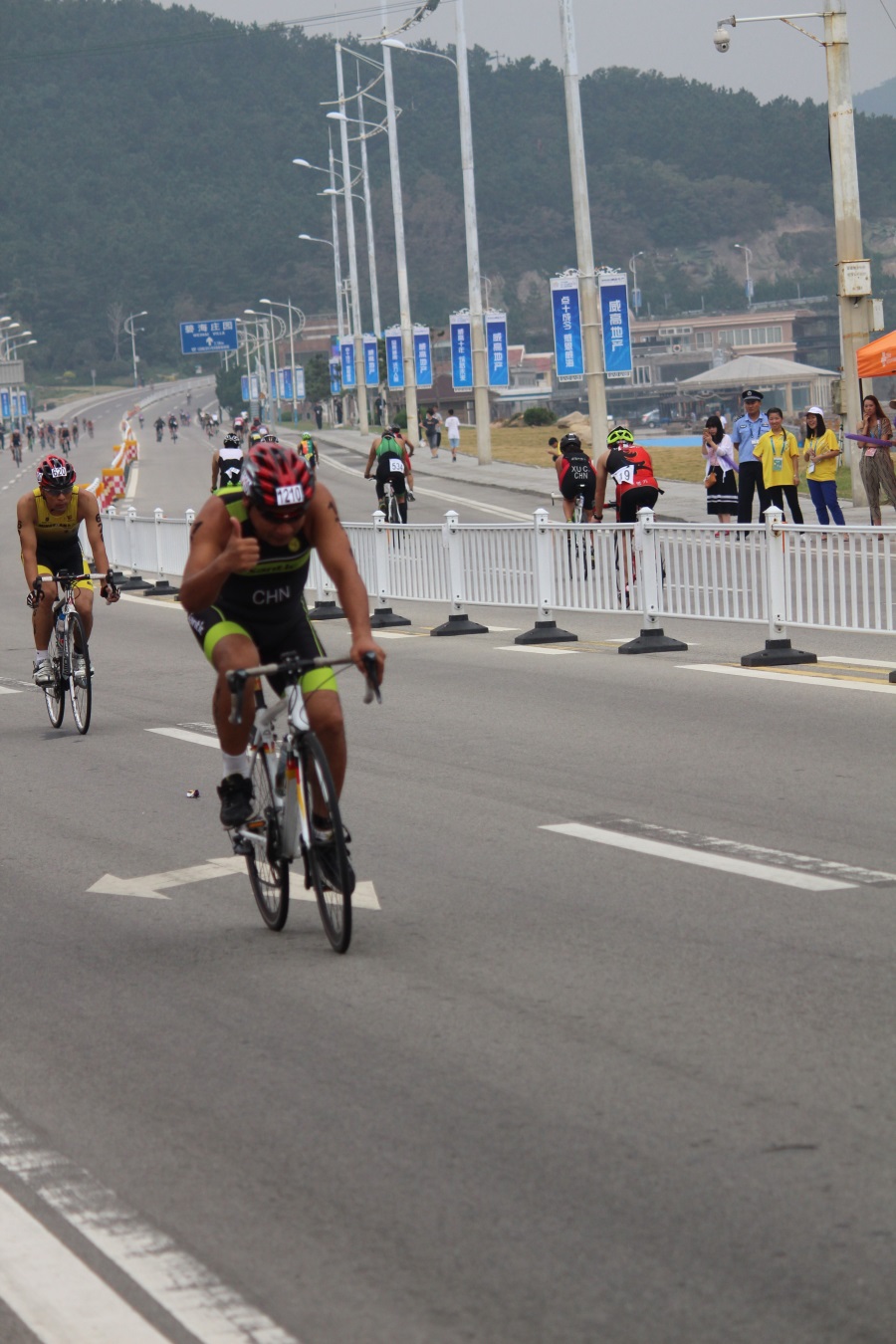 挑战自我：黑猫视角下的威海铁人三项接力赛(图1)
