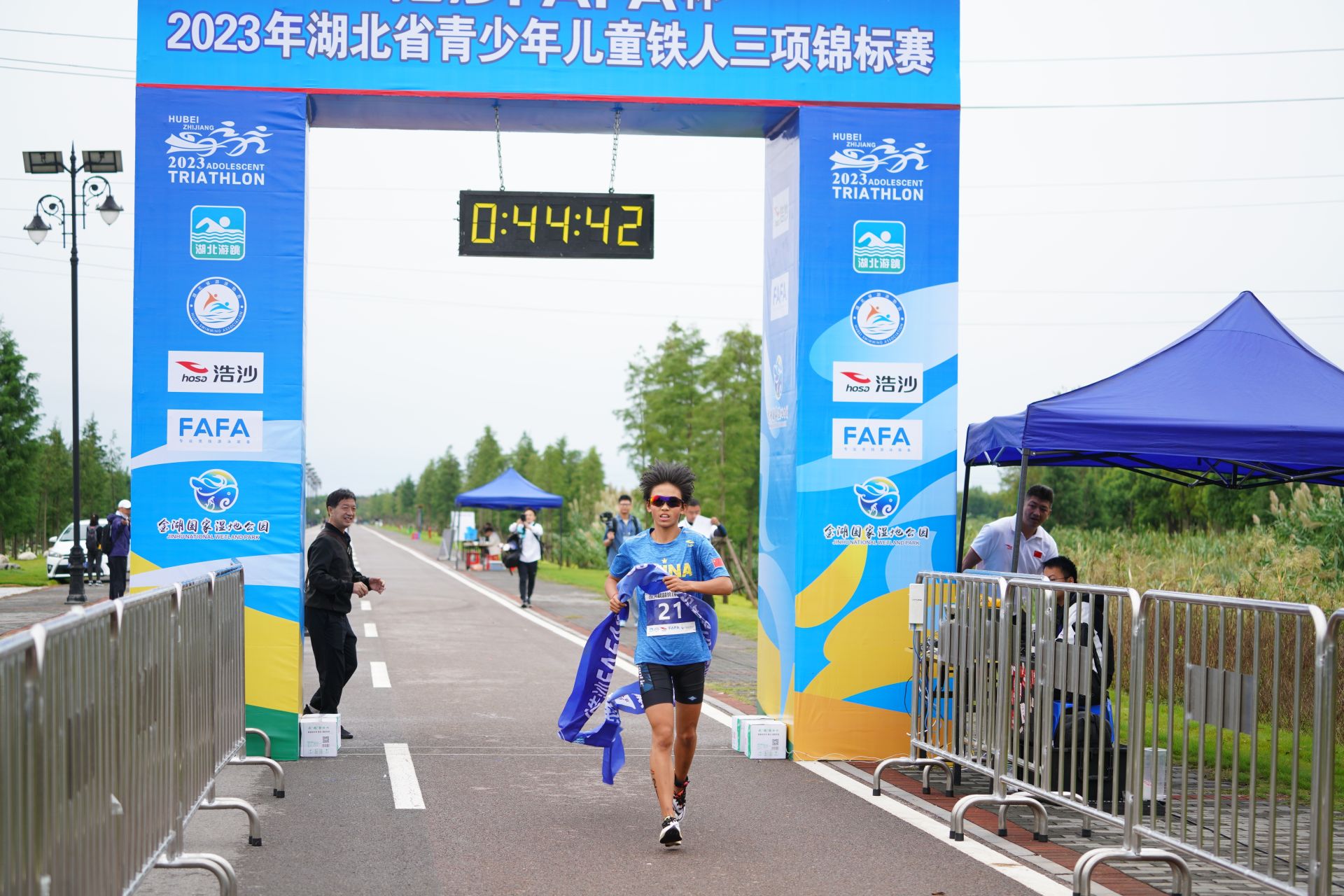 厦门铁人三项公开赛：澳大利亚与西班牙选手勇夺职业组冠军展现极限挑战精神(图1)