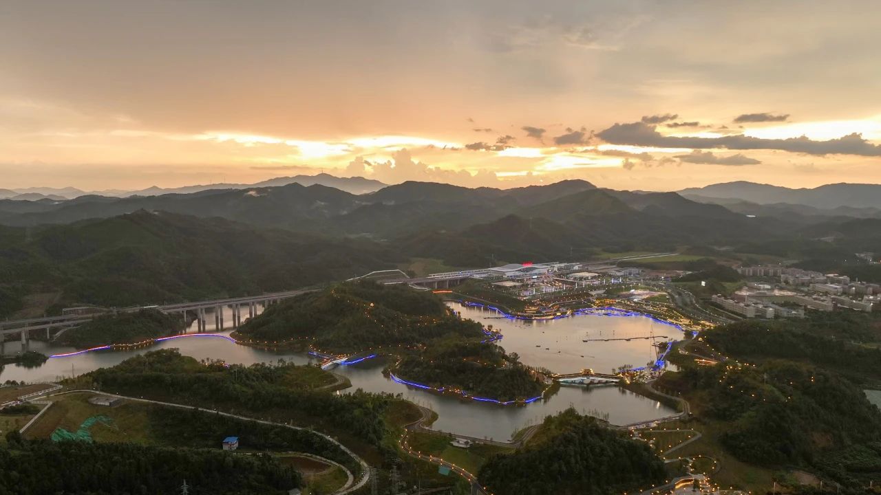 2025年中国·舟山群岛铁人三项精英赛鸣笛开赛