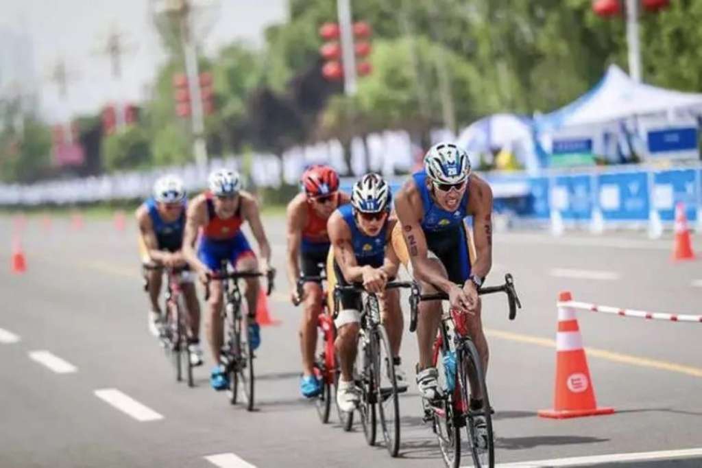 800铁人逐浪太平湖：2025黄山铁三赛谁是真正的王者？