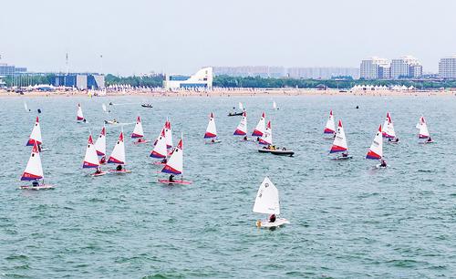 如何实现“办好一场赛带火一座城”