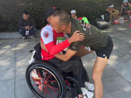 他完成第95场马拉松坐着轮椅