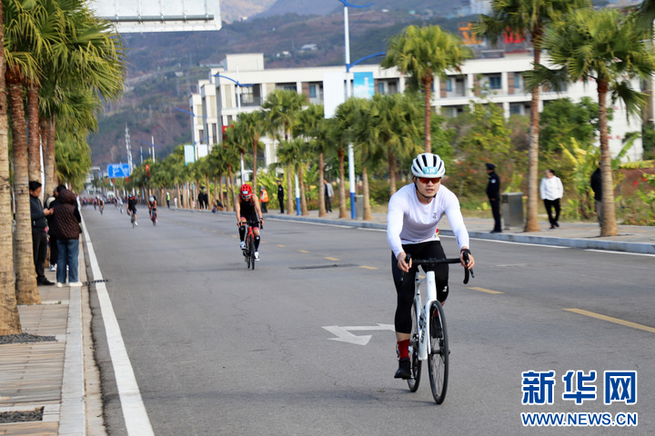 元旦去哪耍？700多名选手到巧家当“铁人”_新华网