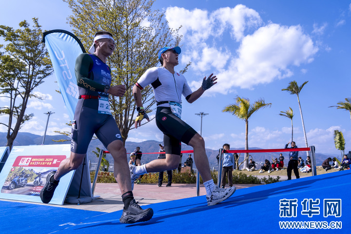 元旦去哪耍？700多名选手到巧家当“铁人”_新华网(图2)