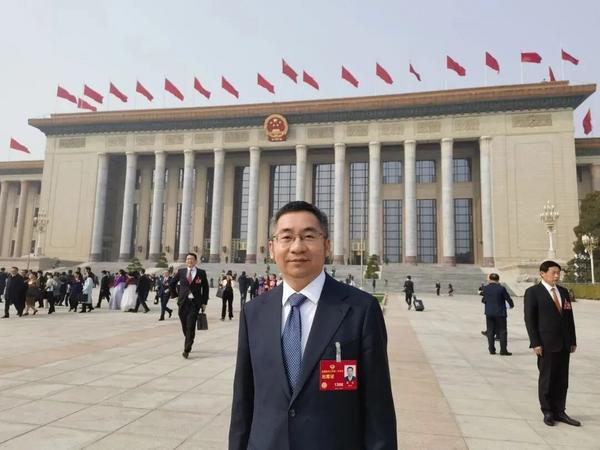 智能经济、智能体成两会关键词委员建言以顶级赛事推动AI普惠落地(图1)