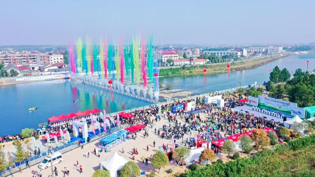 中外2000余名选手在北京国际铁人三项赛展开“钢铁较量”