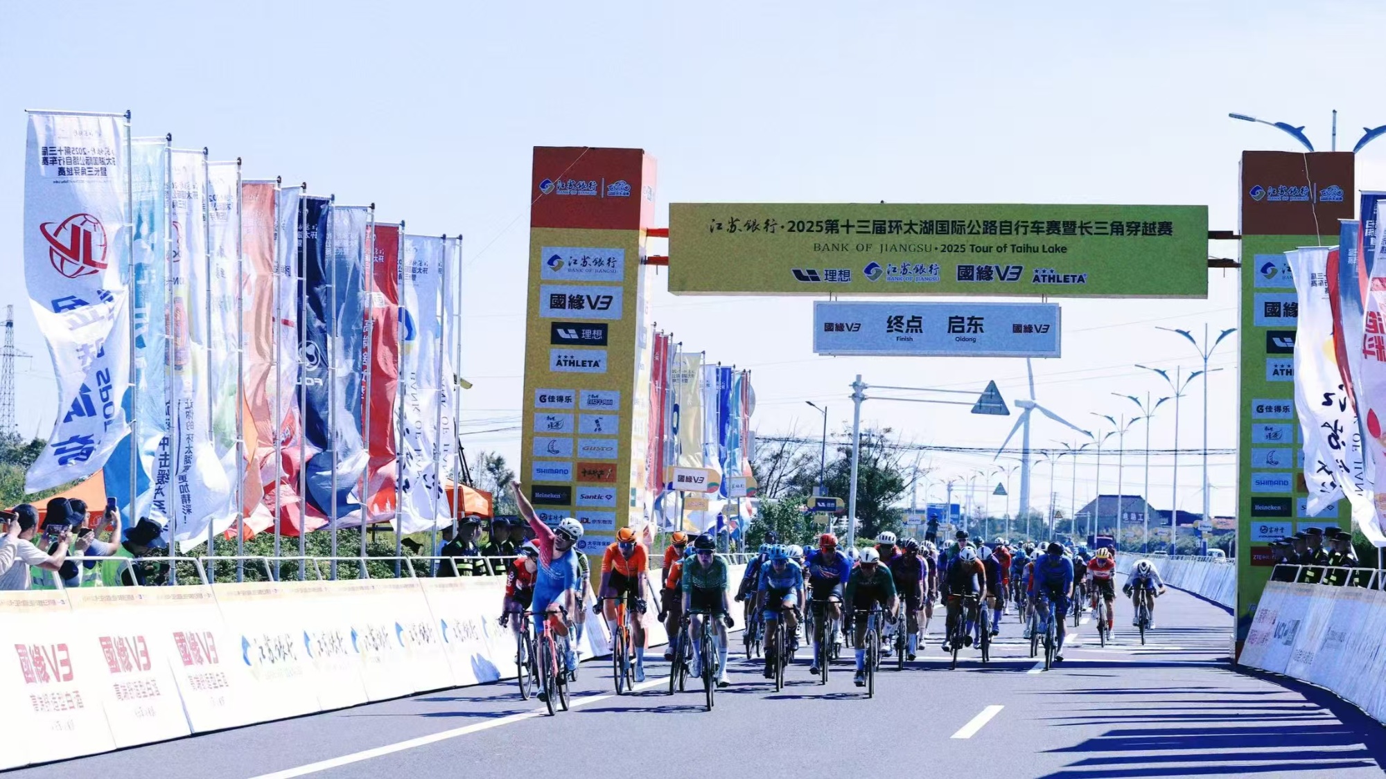 2025第十三届环太湖国际公路自行车赛暨长三角穿越赛启东站（追江赶海环启赛）举行(图2)