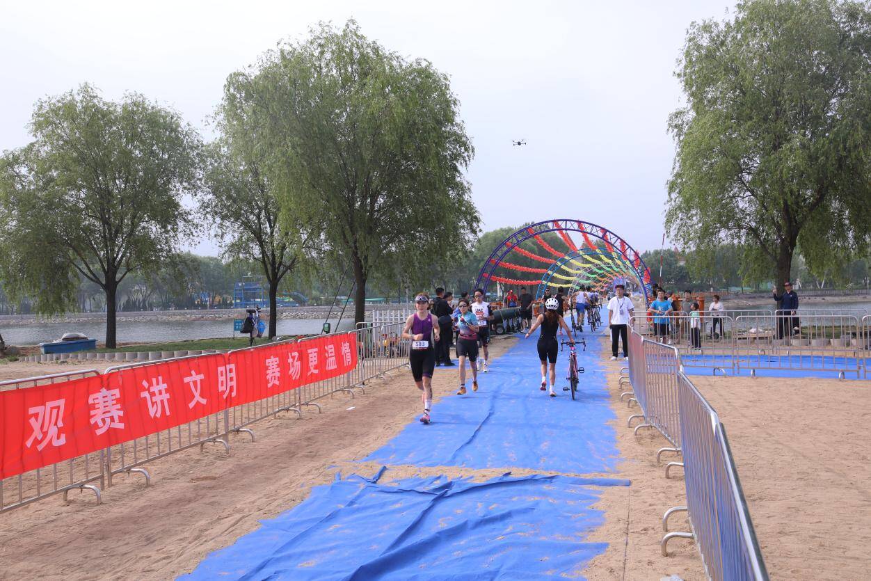 雪野湖畔激情逐浪“好运山东”2026沿黄铁人三项赛鸣笛开赛(图5)
