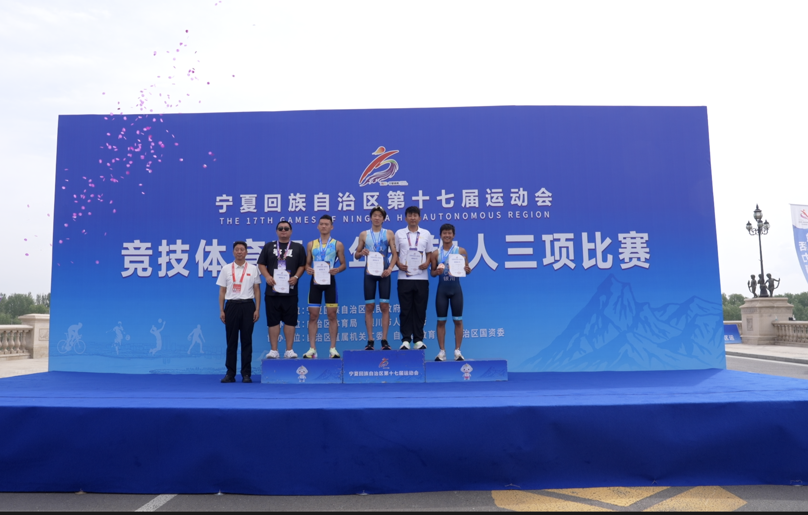 三沙源上演水陆竞速！自治区十七运竞技体育青少年组铁人三项开赛